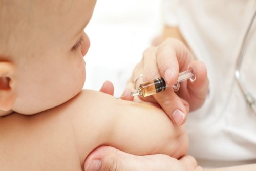 Chủ động tiêm phòng vắc-xin để ngừa bệnh bạch hầu cho mình và người thân. (Ảnh minh họa)